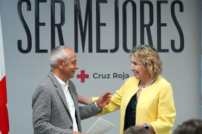El presidente de Cruz Roja de Zamora, José Manuel del Barrio, toma posesión de su cargo ante Rosa Urbón.- ICAL