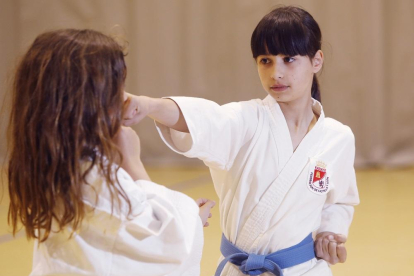 Arriba, la karateka Claudia García-