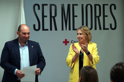 El presidente de Cruz Roja de León, Daniel Hernández, toma posesión de su cargo ante Rosa Urbón.- ICAL