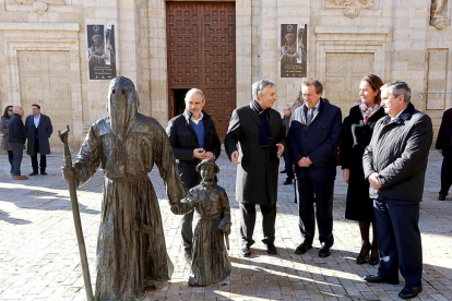 Víctor Caramanzana, Artemio Domínguez, José Antonio de Santiago-Juárez, Josefa García Cirac y Julio de las Heras ayer, durante su visita.-ICAL