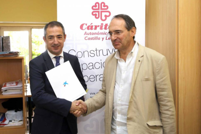 El director territorial de La Caixa, José Manuel Bilbao,y el presidente de Cáritas en Castilla y León, Antonio Jesús Martín de Lera, firman un acuerdo para reforzar el programa de pobreza energética-Ical