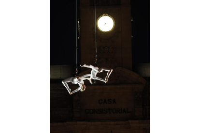 Espectáculo de Aerial Strada en la plaza Mayor de Valladolid. PHOTOGENIC
