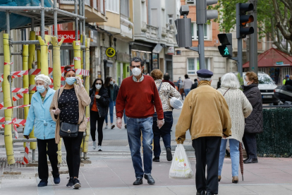 Personas caminan ayer por una calle de Valladolid. J.M. LOSTAU