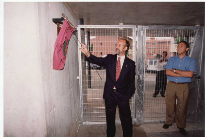 El alcalde de Valladolid, León de la Riva, descubriendo la placa inaugural de las pistas de tenis de Covaresa en 1998
 .-ARCHIVO MUNICIPAL DE