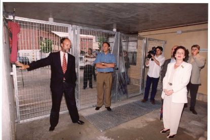 El alcalde de Valladolid, León de la Riva, descubriendo la placa inaugural de las pistas de tenis de Covaresa en 1998
.-ARCHIVO MUNICIPAL DE