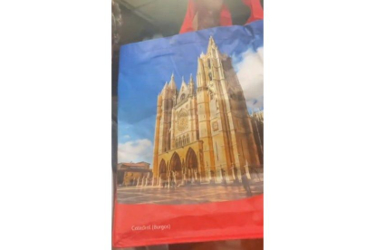 Bolsa de Alcampo que confunde las catedrales de León y Burgos. -RAFA MAZA