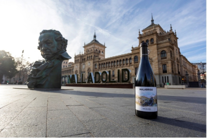 Una botella de vino de Cepa 21 junto a una estatua de los Goya en Plaza Zorrilla. CEPA 21