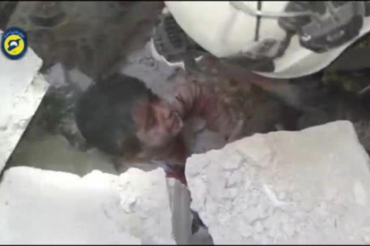 Desesperado rescate de un niño sirio en Alepo.-ATLAS