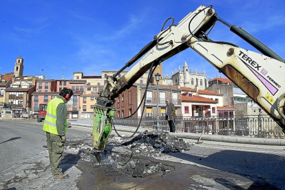 Algunas obras presupuestadas en 2016 se ejecutarán este año, o podrían sustituirse, por causa de imprevistos. Es el caso del saneamiento del puente de Tordesillas, con un presupuesto de 96.000€. Se suspendió en noviembre y hay que cambiar el proyecto.-J.M.LOSTAU