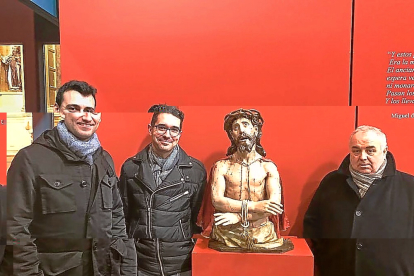 David Esteban, Pedro Miguel Escudero y Antonio Santamaría junto al Ecce Homo.-E.M.