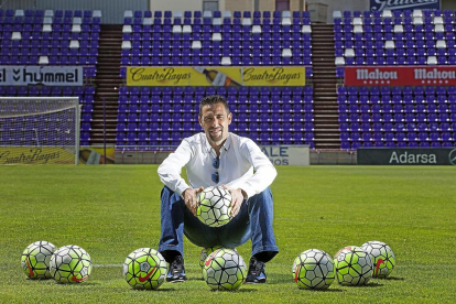 Alberto Marcos posa con balones en el estadio José Zorrilla.-J.C.C.