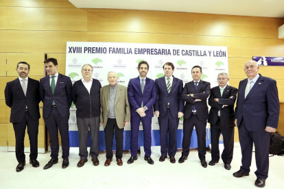 Foto de familia de los premiados con César Pontvianne y Alfonso Fernández Mañueco en el centro.-ICAL