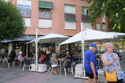 Cafetería Unamuno en la esquina de las calles Miguel de Unamuno y Miguel Delibes .-J.M. LOSTAU