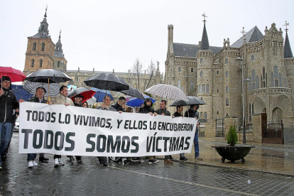 Manifestación en apoyo a las víctimas de los abusos sexuales en el Seminario Menor de La Bañeza.-ICAL