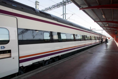 Avant 114 de Renfe que presta servicio entre Valladolid, Segovia y Madrid-ICAL
