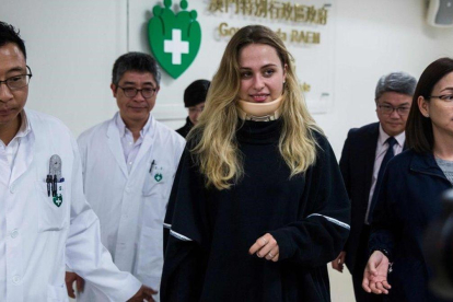La piloto alemana Sophia Flörsch, de 17 años, abandona el hospital de Macao durante la operaron durante 11 horas tras sufrir un grave accidente en el ^GP de F-3.-AFP / ISAAC LAWRENCE
