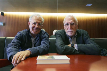 Los escritores Agustín García Simón y Luis Mateo Díez, ayer, antes de participar en el encuentro en la Feria del Libro.-ICAL