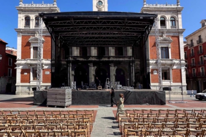 Un millar de sillas se han instalado en la Plaza Mayor para disfrutar de 'Turandot'.-E. M.