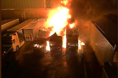 Imagen tomada por los Bomberos, en pleno incendio de los camiones en Transportes Del Olmo Hermanos.-E. M.