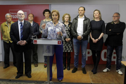 La candidata socialista a la Alcaldía de Palencia, Miriam Andrés(C), presenta, junto a algunos miembros de su lista, el programa con el que el PSOE concurrirá al Ayuntamiento de Palencia-Ical