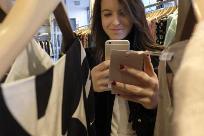Cristina García-Cascón, fundadora y CEO de Quicklin, utiliza su aplicación en una tienda de ropa de Salamanca.-ENRIQUE CARRASCAL