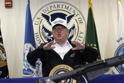 Trump, durante su discurso sobre inmigración en su visita a la frontera con México.-AP