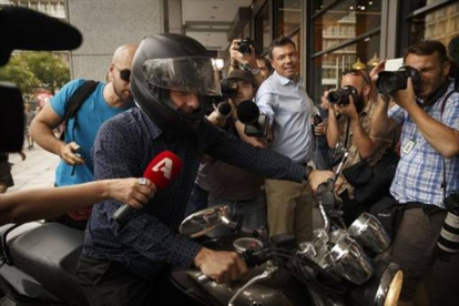 Yanis Varoufakis, rodeado de cámaras al abandonar ayer su oficina.-Foto:   AP /DANIEL OCHOA DE OLZA