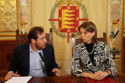 Óscar Puente y la presidenta de la CVE, Ángela de Miguel, en el Ayuntamiento.-ICAL