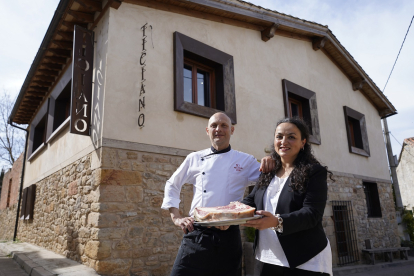 Elena Montiel y José Fossati, frente al restaurante Ticiano, en Villallano.  / E.M.