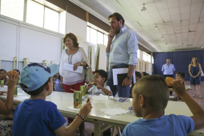 El alcalde de Valladolid, Óscar Puente, visita el comedor del colegio Allúe Morer del programa 'Compartiendo en verano'-ICAL