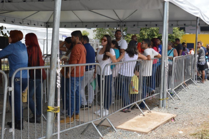 Ciudadanos de Venezuela esperan entrar en Brasil. /-EFE / GERALDO MAIA