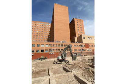 Excavadora en funcionamiento para las obras en el Hospital Clínico, en la calle Sanz y Fores, para las consultas externas. - J.M. LOSTAU