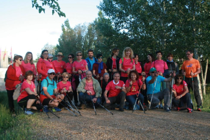 Un grupo de integrantes de Nordic Walking Valladolid posa con sus bastones en el parque de LasContiendas, sede del Campeonato de Castilla y León.-