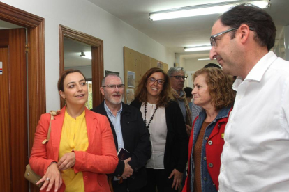 El candidato del PP a la Alcaldía de Palencia, Alfonso Polanco (D), mantiene una reunión previa a la constitución de la nueva Corporación Municipal con la candidata socialista, Miriam Andrés (I).-ICAL