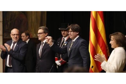 Carles Puigdemont junto a Artur Mas y Carme Forcadell, en la toma de posesión.-JULIO CARBÓ