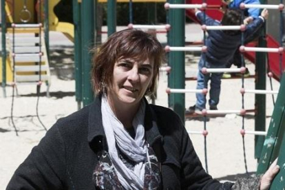 La vallisoletana Nuria Moreno, madre adoptiva de dos menores nacidos en España, en un parque de la ciudad al que acude con sus pequeños.-PABLO REQUEJO (PHOTOGENIC)