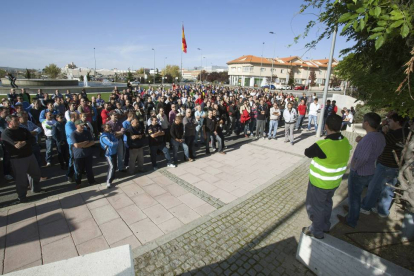 Empleados de la fábrica que Nissan tiene en Ávila durante la asamblea informativa a la salida del trabajo-Efe