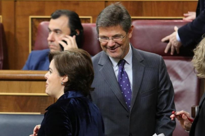 La vicepresidenta, Soraya Sáenz de Santamaría, y el ministro de Justicia, Rafael Catalá, en el Congreso.-JUAN MANUEL PRATS
