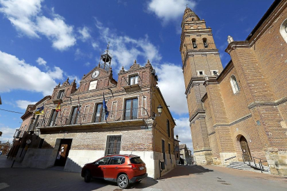 Ayuntamiento de Alaejos, junto a la Iglesia de San Pedro, con su emblemática torre.