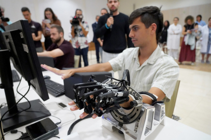 'RobHand', un exoesqueleto que mejora la movilidad de pacientes con secuelas por COVID - ICAL