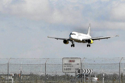 Aterrizaje de un avión en el aeropuerto de Villanubla (Valladolid)-Ical