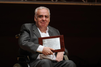 Francisco Martínez recibe una placa conmemorativa en la gala del Concurso Provincial de Pinchos Valladolid 2023. -PHOTOGENIC