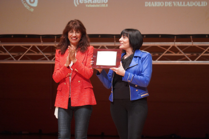 Ana Redondo, concejala de Cultura y Turismo, entrega una placa conmemorativa a Raquel, del Bar Kalathos, en la gala del Concurso Provincial de Pinchos 2023. -AYUNTAMIENTO VALLADOLID