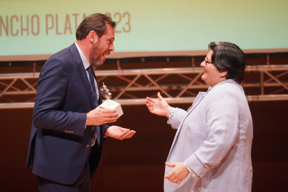 Óscar Puente, alcalde de Valladolid, entrega el pincho de plata a la representante de Puerto Chico, por su preparación 'Huella', en la gala del Concurso Provincial de Pinchos 2023. -AYUNTAMIENTO VALLADOLID