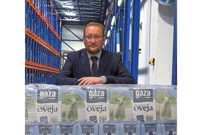 Ignacio Quintanilla, gerente de la empresa Gaza, posa sobre un palé con envases de leche de oveja.-J. L. C.
