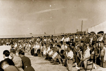 Prisioneros del campo de concentración de Aranda de Duero asistiendo a un acto religioso.-Biblioteca Nacional de España