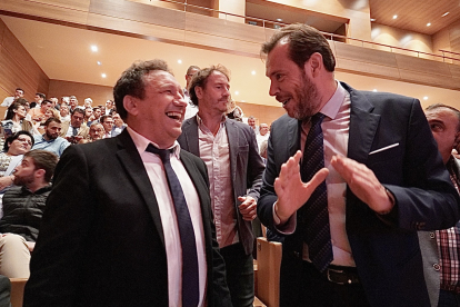 Óscar Puente, alcalde de Valladolid, junto a Eusebio Sacristán, premio Conde Ansúrez, en la gala del Concurso Provincial de Pinchos 2023. -AYUNTAMIENTO VALLADOLID