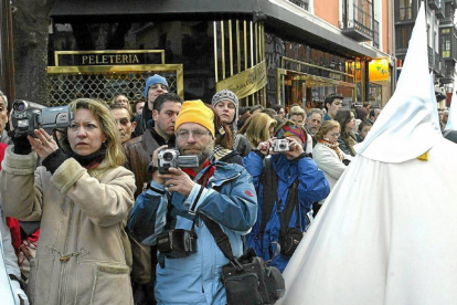 Turistas en una procesión de Semana Santa en Valladolid-Ical