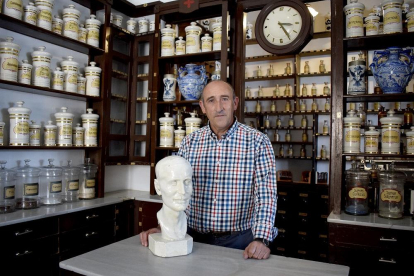 Carlos en su farmacia centenaria en Portillo, que abrió sus puertas el 2 de septiembre de 1918.-