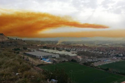La nube tóxica en el cielo de Igualada.-Foto: TWITTER